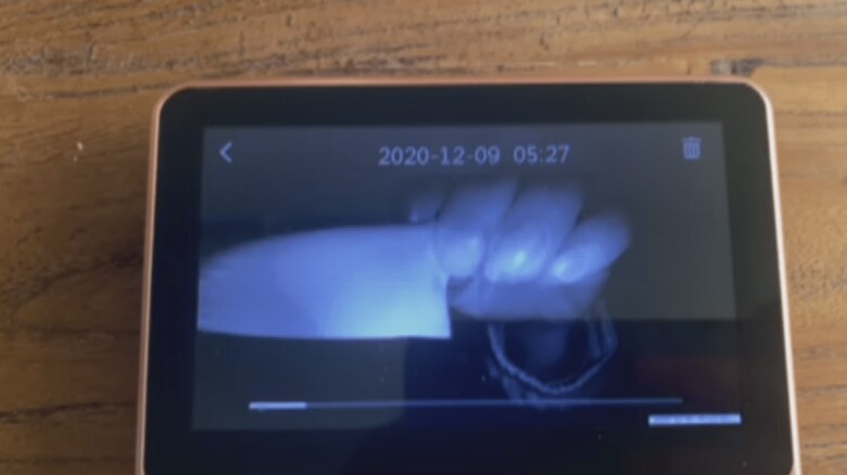 防犯カメラにテープが貼られる様子（2020年12月9日朝、李文足さんのSNSより）