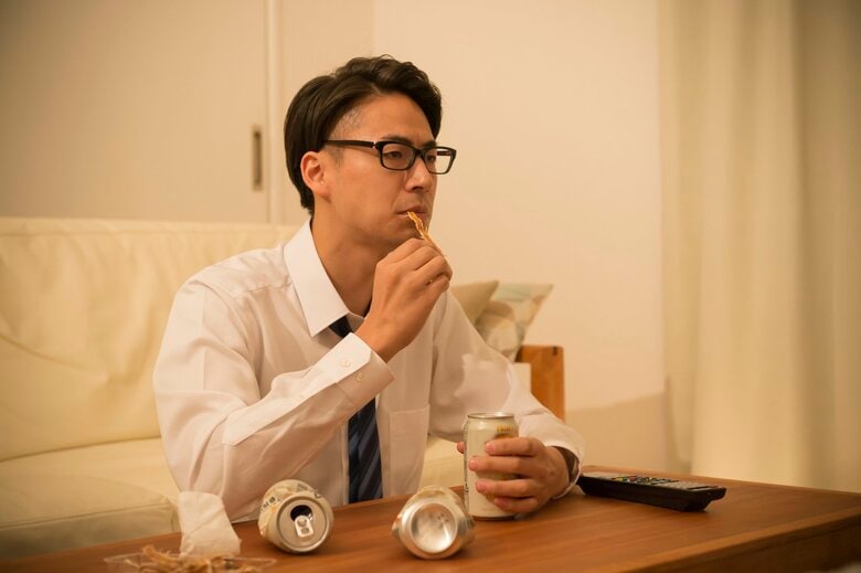 お酒を飲んでも深い睡眠にはならない（イメージ）