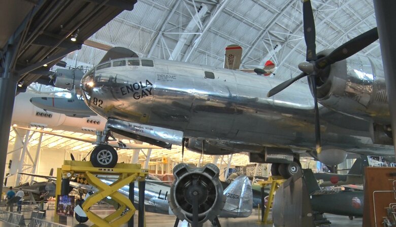 館内の中心に鎮座するB-29「エノラ・ゲイ」
