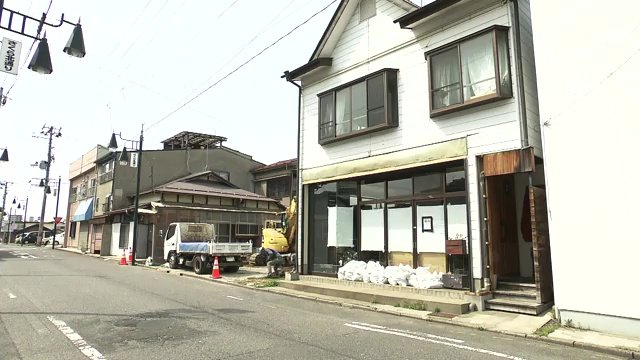 リニューアル工事が進む店舗と建設中のジビエ加工施設