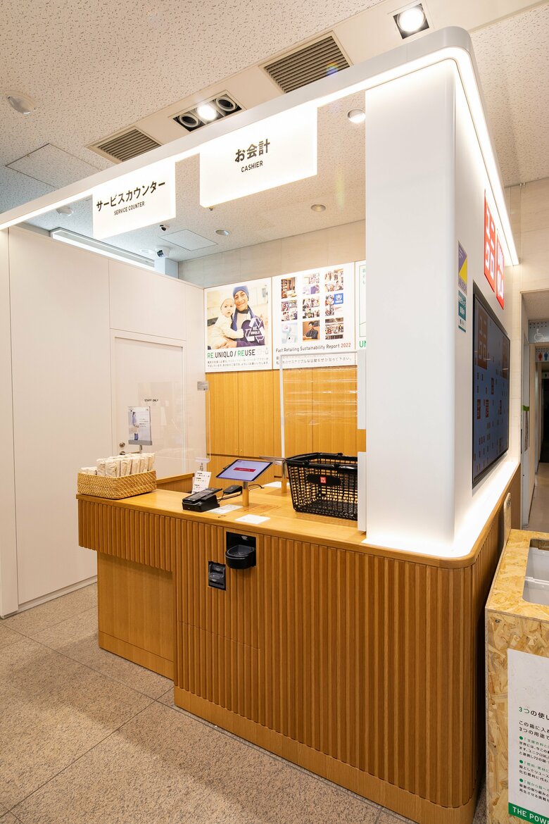 「会計用のレジ」と「窓口」が並んだカウンター（提供：ファーストリテイリング）