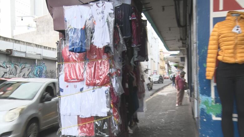 歩道で売られるユニホーム