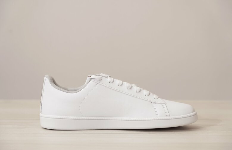 オールホワイトのスニーカーは一足あると重宝する（特集班撮影）