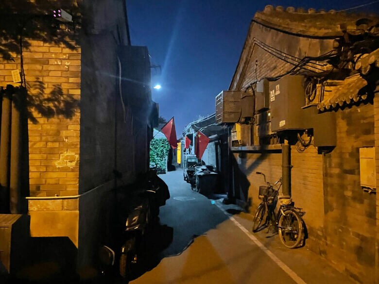 北京の胡同街の一角。夜はかなり暗い