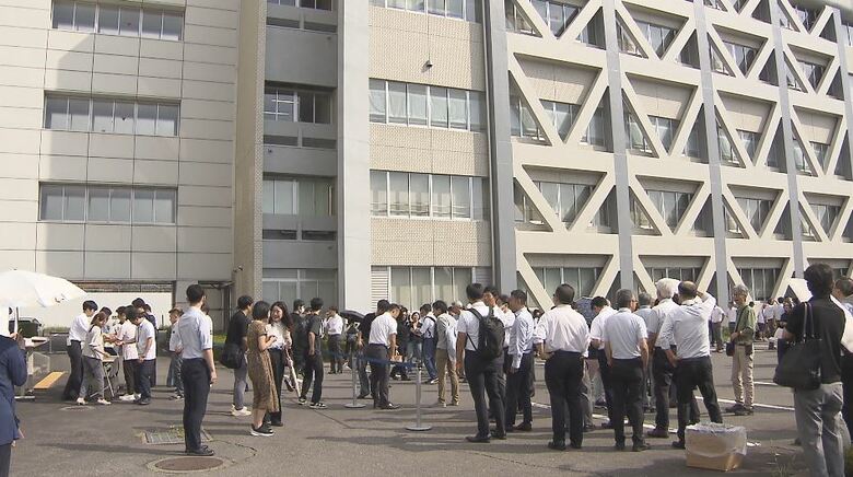 初公判の傍聴券を求め長野地裁に集まった人たち（2025年9月4日）
