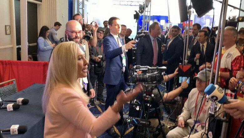 ウクライナ支援の見直しをめぐりグリーン氏と記者が口論になる場面も