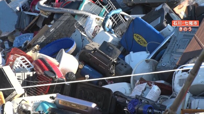 廃棄物の山に埋もれていくラジカセ