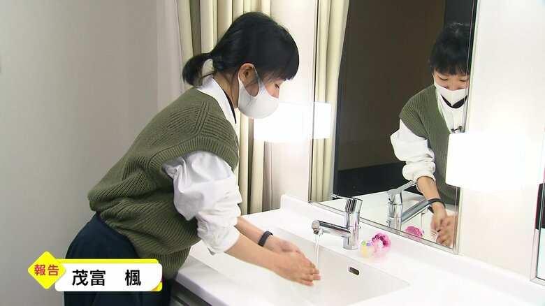「手作りせっけん」で手洗いをする茂富楓記者