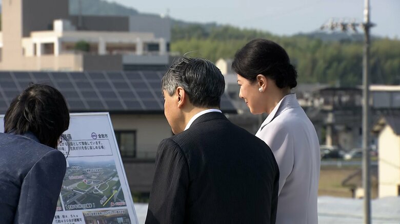 豪雨災害からの復興についての説明に熱心に耳を傾けられた