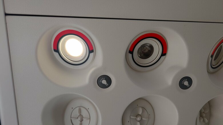 頭上ライトは「モンスターボール」