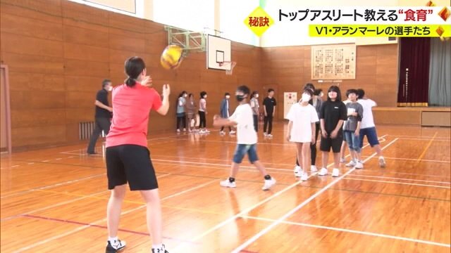 給食のあとに行われたバレー教室