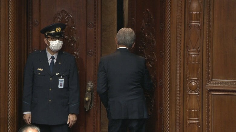 “国旗損壊罪”創設法案採択前に本会議場から退場し棄権する自民・岩屋毅前外務大臣