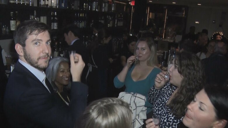 泡盛を試飲する飲食店関係者ら