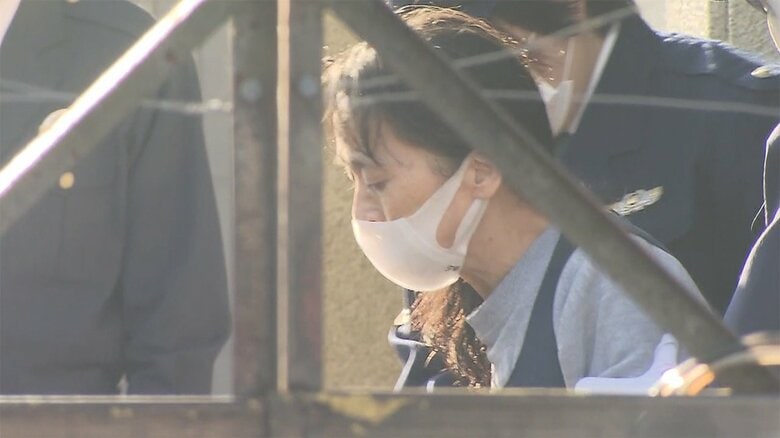 去年11月、警察官に抱えられながら送検される大橋被告。自らも、脳梗塞が原因で、右半身が不自由だったという。