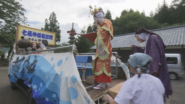 トラックの荷台に乗り込む