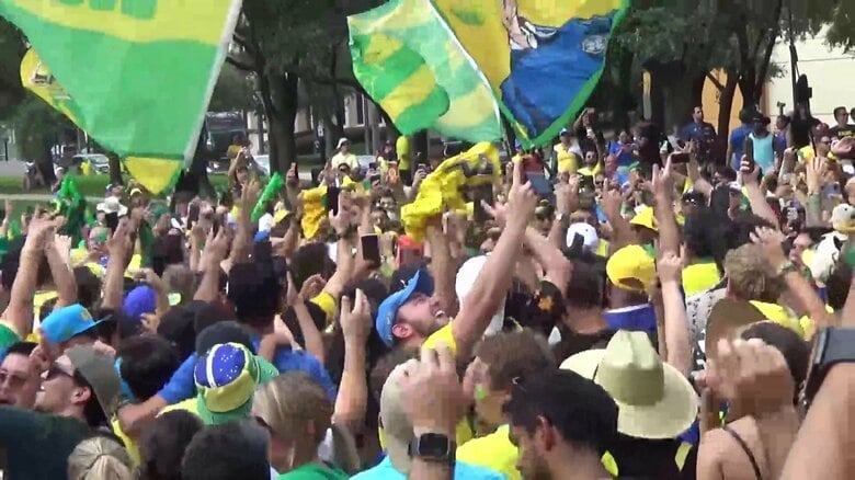 ブラジルサポーターの集会はすさまじい熱気に包まれた