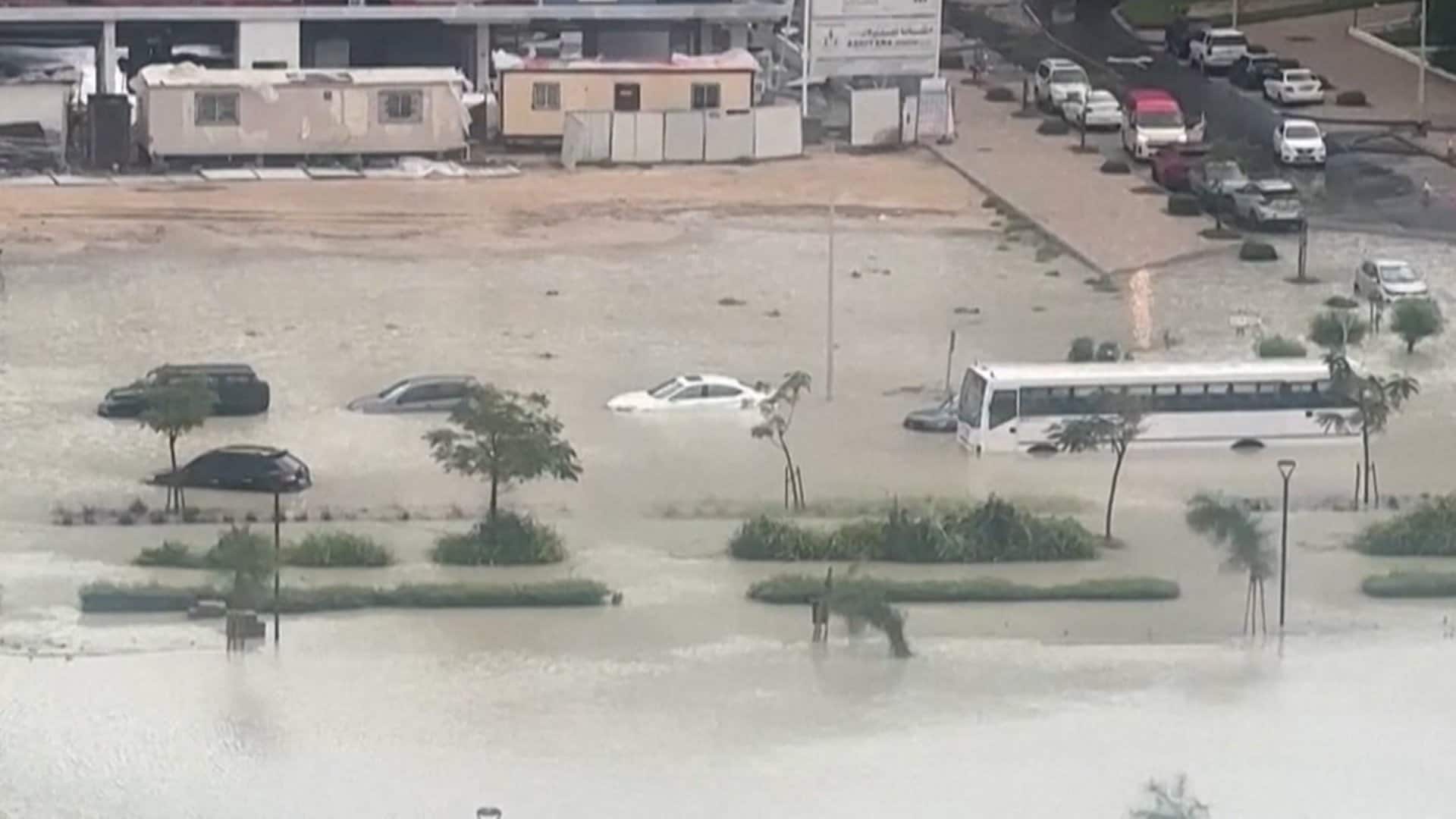 “砂漠の街”ドバイが水浸しに…UAEで年間降水量が1日で降る記録的大雨　オマーンでは18人死亡