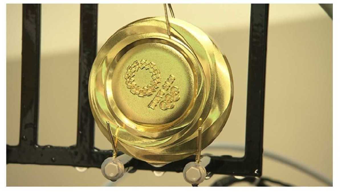 透明の液に入れると一瞬で銀が金に 独占 東京五輪 金メダル 誕生の瞬間