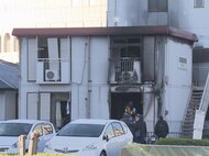 火元の部屋と真上の部屋が全焼…アパートで火事 それぞれの住人…