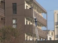 侵入や逃走のために割った可能性も…アパートで女性の遺体が見つかった殺人放火事件 ベランダ側の窓ガラス割れる