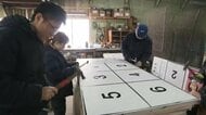 『もうちょっと早めに解散をにおわせていただけると…』選挙ポスター掲示板の製作会社も大忙し！自治体からの注文は1000枚＿衆議院解散の23日頃までに全て発送するべく”社員総出”で作業＜北海道森町＞