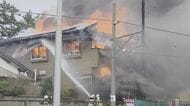 JR越後線沿線の住宅街で木造2階建て住宅が全焼する火事　焼け跡から80代の夫婦とみられる2人の遺体が見つかる　在来線の一部区間で運転見合わせも