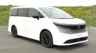 「16年ぶり新型」「逆輸入」新車公開　日産とトヨタ自動車が夏に販売へ