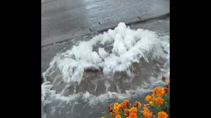 【北海道で大雨】マンホールから水吹き出し側溝があふれる…札幌では地下鉄駅近くの道路が冠水「長靴じゃないとダメ」…JRの特急列車が相次ぎ運休 函館駅の窓口には長い行列が