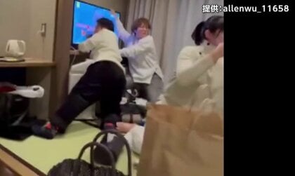 倒れそうなテレビを必死に支え…夜の大地震に海外からの旅行客は混乱　高台への避難も「どこに行けばいいんだ！」　