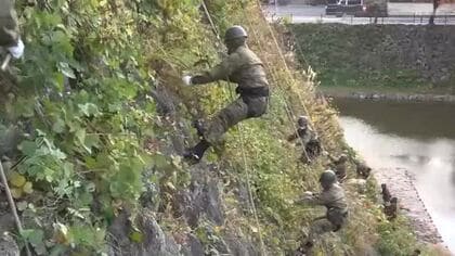 陸上自衛隊がお城の城壁を清掃 訓練かねた歳末の恒例行事 隊員は「すがすがしい気持ちで年を越せたら」