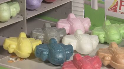 FDAのカラフルな機体再現！ 県営名古屋空港に飛行機型のもなか「モナジェット」【愛知発】