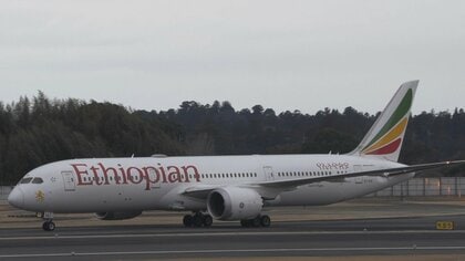 【速報】日本人ら281人が政府チャーター機で成田空港に到着　クウェート、バーレーン、カタール、サウジアラビアから退避