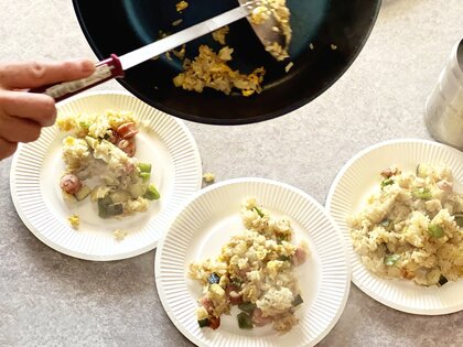 なるべく早くお皿に移して（画像はイメージ）