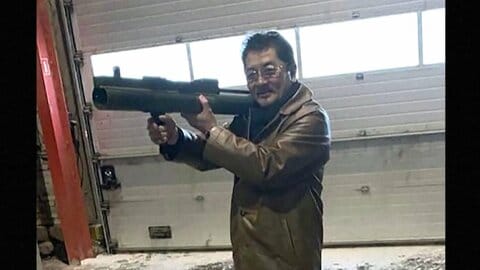 ロケットランチャー手に笑顔「ヤクザのリーダー」男に禁錮20年　アメリカで核物質密輸し武器入手しようとした罪