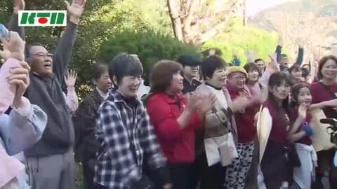 「ありがとう！」明治から令和まで150年…閉校の長崎市立手熊小で「施錠式」玄関に鍵をかけ、卒業生が別れを惜しむ