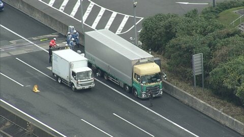 新東名で死亡ひき逃げ　大型トラックの右後輪バースト状態　タイヤ点検中に車にはねられたか　男性が病院で死亡　警察がひき逃げ事件として捜査