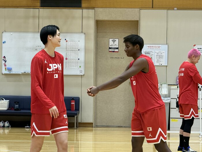 直前合同合宿での馬瓜エブリン選手(右)。左は赤穂ひまわり選手