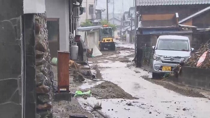 重機で土砂を搬出していた