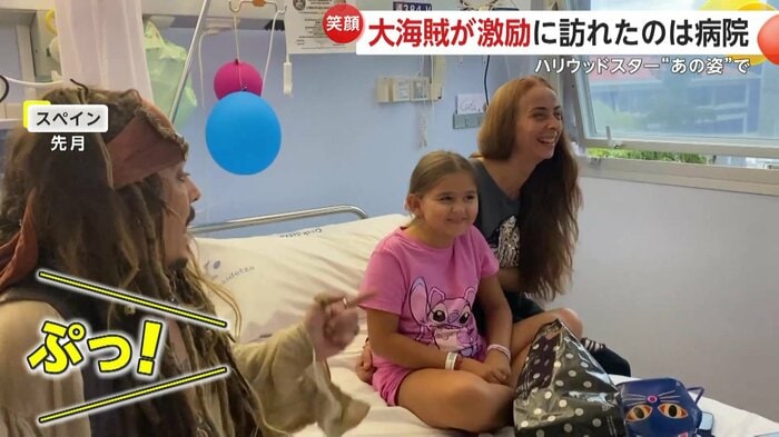 役になりきり子どもと和やかに会話するジョニー(映像提供:EITB Media)
