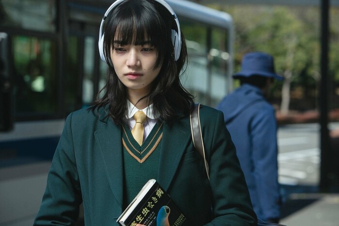 小松菜奈さんの制服姿、板についてるけれど…? 配給:KADOKAWA ©2021「恋する寄生虫」製作委員会