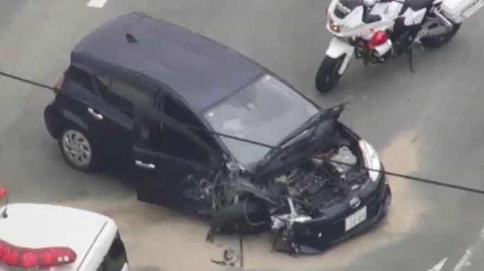 衝突した乗用車