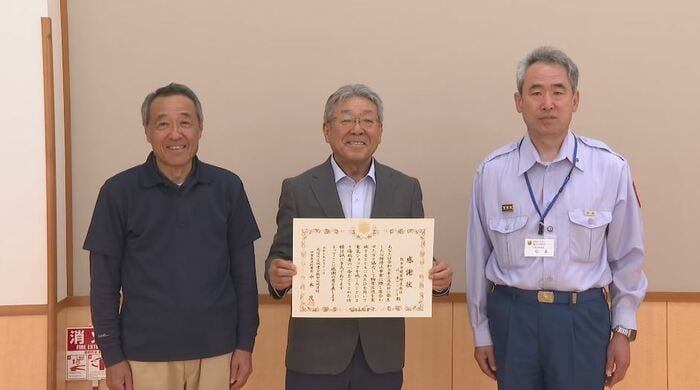 左から、「ほっ湯アップル」の萩原茂支配人、鋤柄全社長、伊賀良消防署・中本茂署長