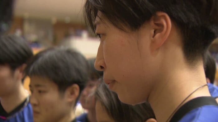 井上さんの激励に涙を流しながら聞く選手たち