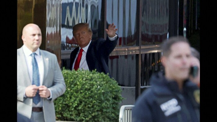 ニューヨークのトランプタワーに到着したトランプ氏(4月3日)