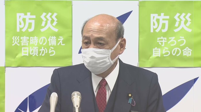 記者会見を行う二之湯防災担当大臣(21日午前)