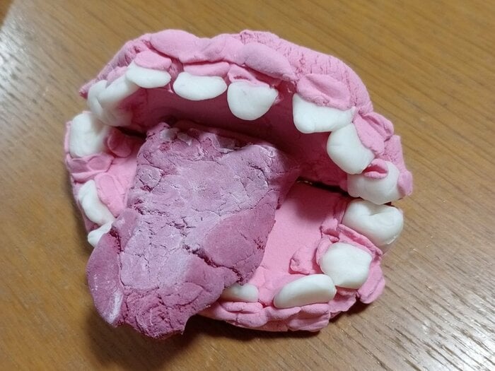娘さんの工作 粘土で作った口