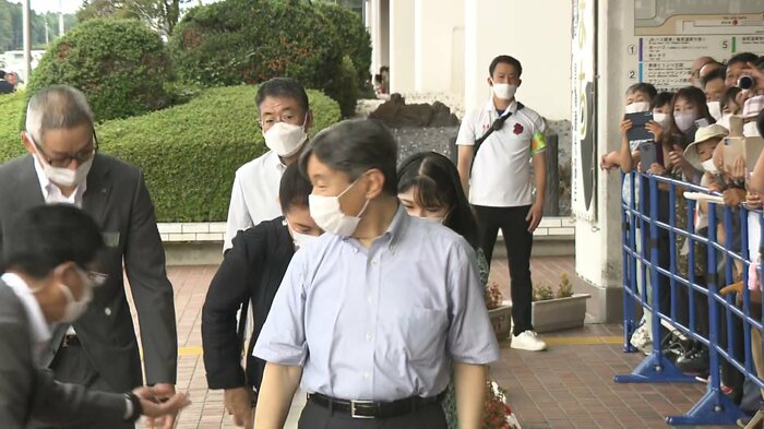 足元のプランターに気がつかず、足を取られる場面も