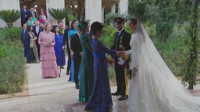 式後、皇太子夫妻と挨拶をされる久子さまと承子さま