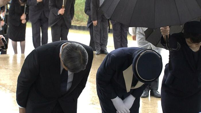 硫黄島戦没者の碑(天山慰霊碑)で拝礼される両陛下
