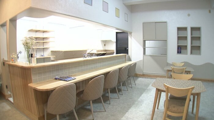 黒がベースのシックな店内を明るくリノベーションした